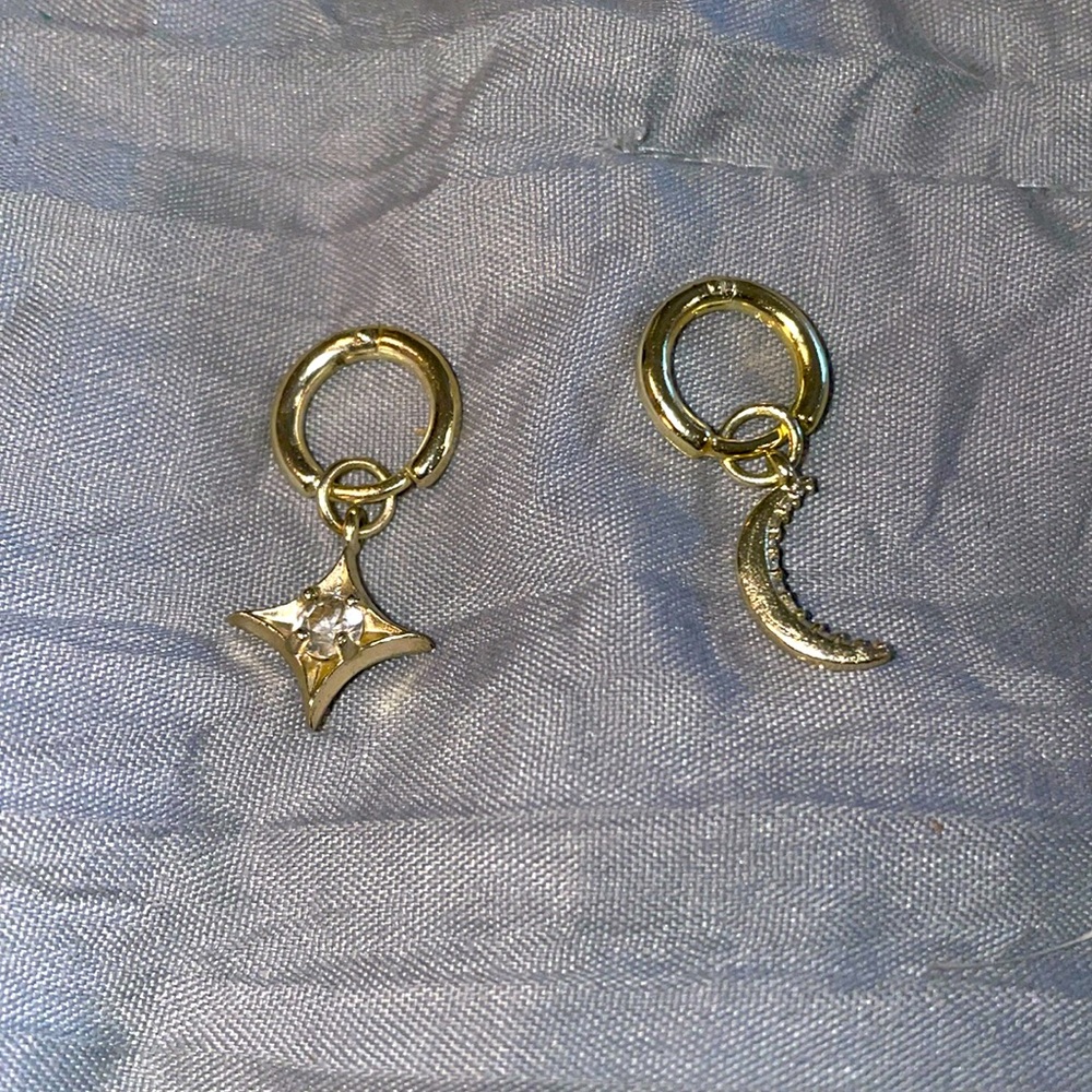 KENDRA SCOTT charm huggies gold tone